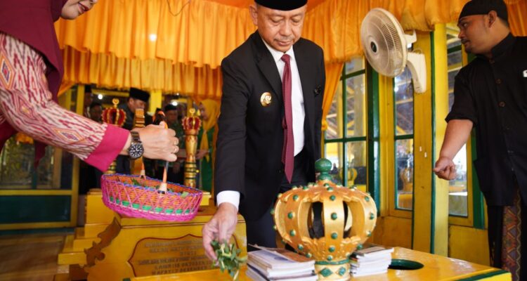 Wali Kota Pontianak, Edi Rusdi Kamtono melakukan tabur bunga di makam Kesultanan Pontianak di Batulayang. (Foto: Prokopim/Kominfo Pontianak)