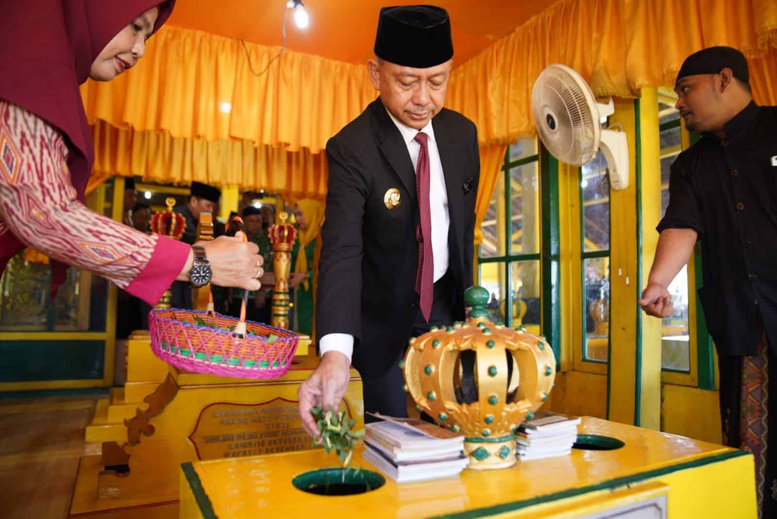 Wali Kota Pontianak, Edi Rusdi Kamtono melakukan tabur bunga di makam Kesultanan Pontianak di Batulayang. (Foto: Prokopim/Kominfo Pontianak)