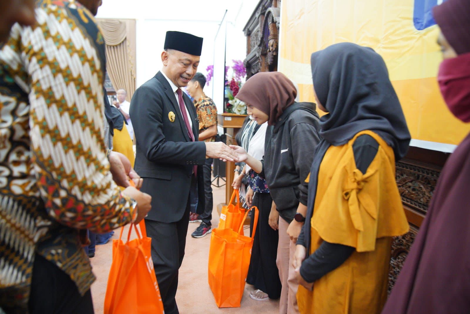 Wali Kota Pontianak, Edi Rusdi Kamtono menyerahkan secara simbolis bantuan paket nutrisi dari dunia usaha kepada warga. (Foto: Kominfo/Prokopim Pontianak)