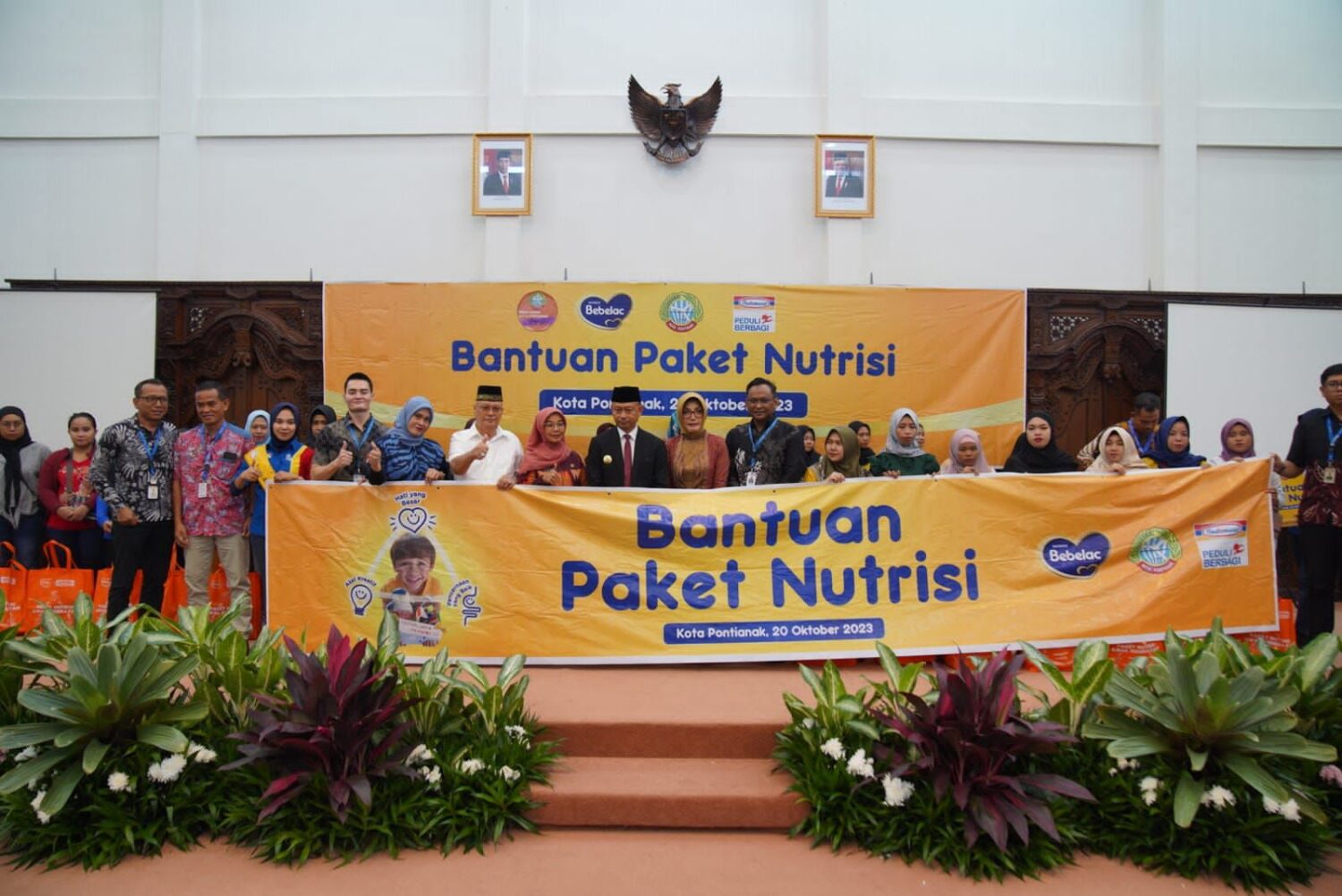 Foto bersama acara penyerahan bantuan paket nutrisi untuk menangani stunting di Kota Pontianak. (Foto: Kominfo/Prokopim Pontianak)