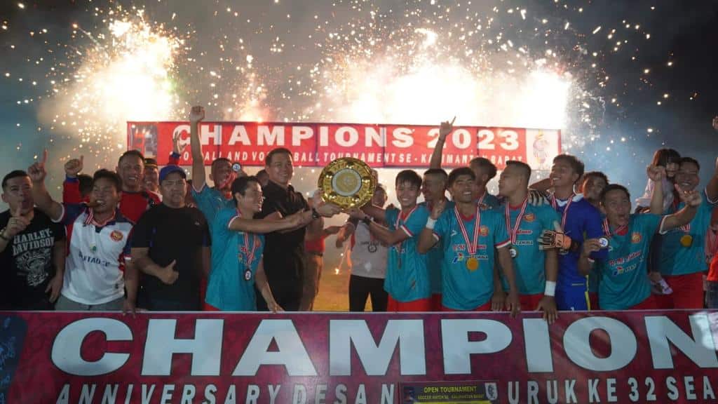 Bupati Kapuas Hulu, Fransiskus Diaan menutup Open Turnamen Sepak Bola se-Kalimantan Barat di Desa Nanga Suruk. (Foto: Ishaq)