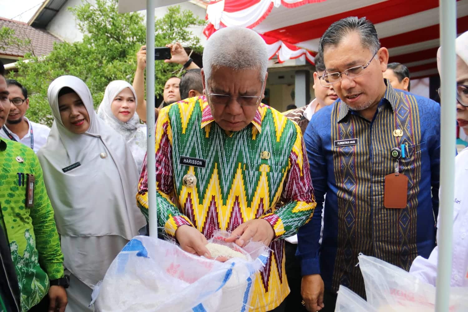 Pj Gubernur Kalbar, Harisson meninjau produk beras hasil kerjasama antara topindaku dan Gerakan Kelompok Petani Binaan Bank Indonesia. (Foto: Jauhari)