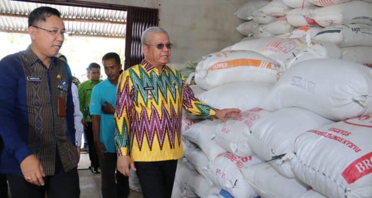 Pj Gubernur Kalbar, Harisson meninjau produk beras hasil kerjasama antara topindaku dan Gerakan Kelompok Petani Binaan Bank Indonesia. (Foto: Jauhari)