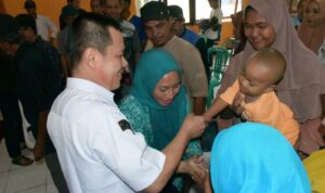Pj Bupati Kayong Utara, Romi Wijaya menghadiri acara rembuk stunting kedua tingkat kecamatan di Desa Padang, Kepulauan Karimata, Kamis (19/10/2023). (Foto: Santo)