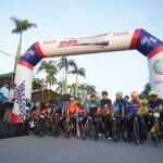 Wali Kota Pontianak, Edi Rusdi Kamtono mengangkat bendera start menandai dimulainya Happy Cycling Pontianak. (Foto: Prokopim Pontianak)