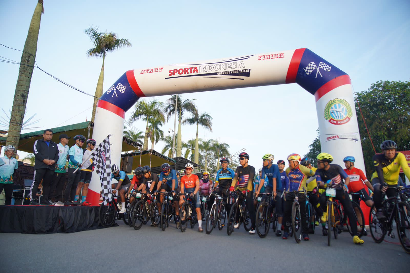 Wali Kota Pontianak, Edi Rusdi Kamtono mengangkat bendera start menandai dimulainya Happy Cycling Pontianak. (Foto: Prokopim Pontianak)