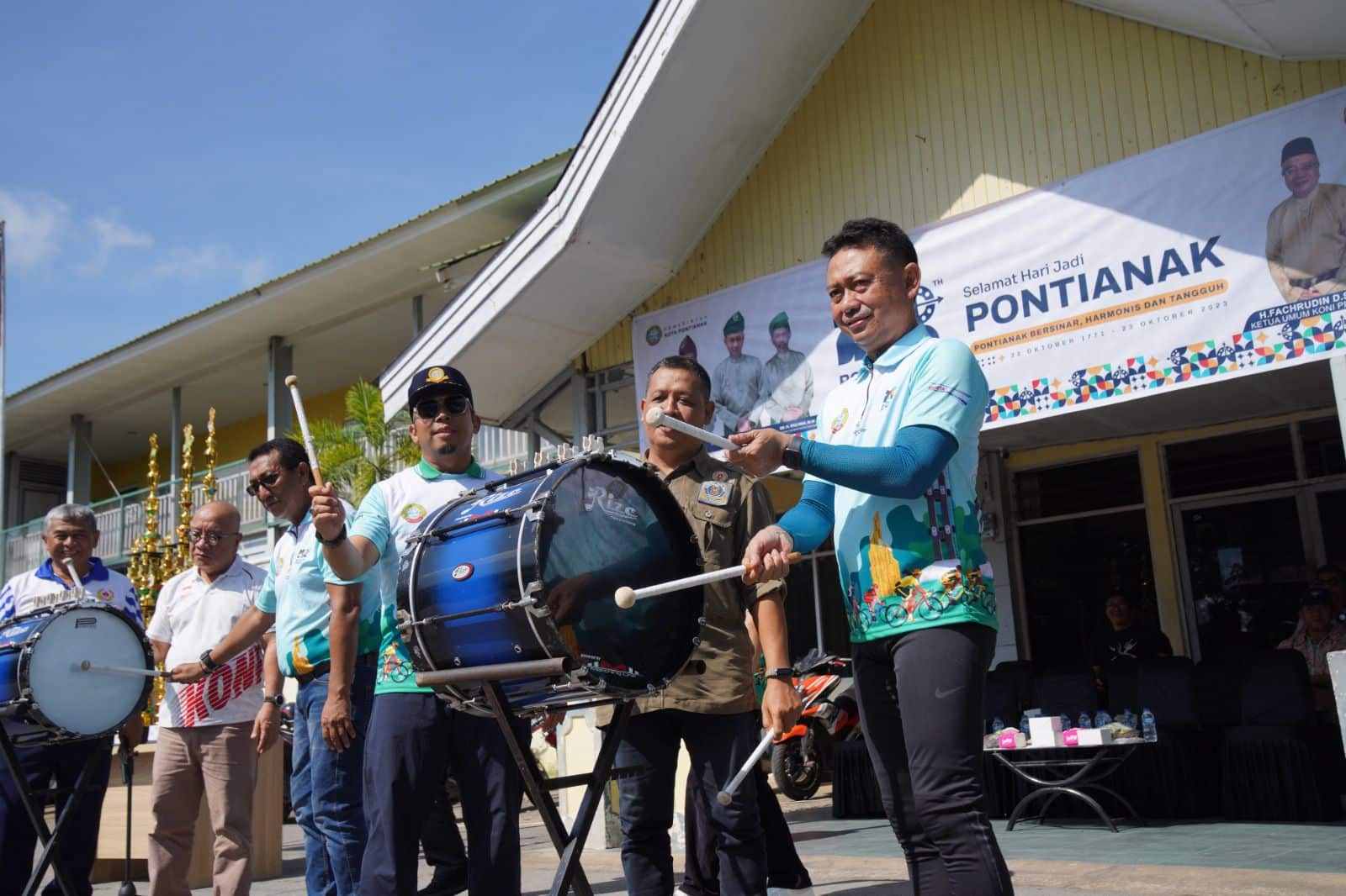 Wali Kota Pontianak, Edi Rusdi Kamtono menabuh drumband menandai dimulainya Pontianak Open Drumband Competition. (Foto: Prokopim Pontianak)