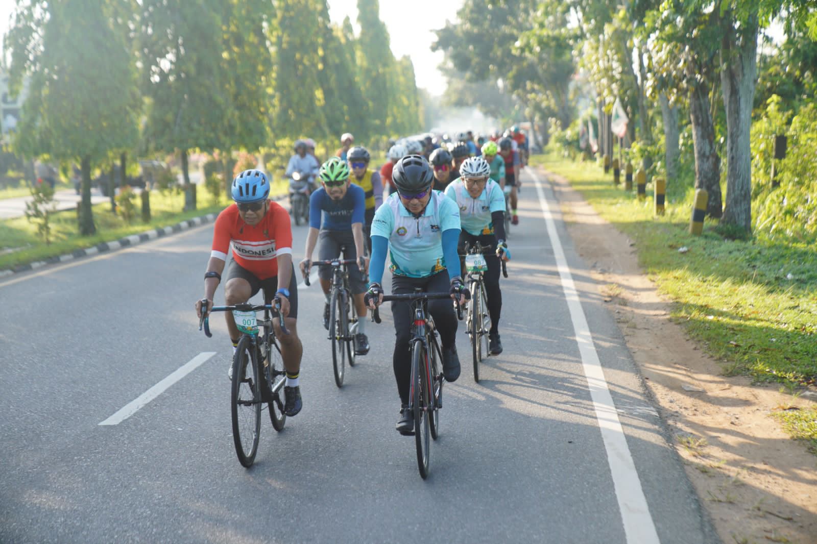 Wali Kota Pontianak, Edi Rusdi Kamtono turut gowes bersama para peserta Happy Cycling Pontianak. (Foto: Prokopim Pontianak)