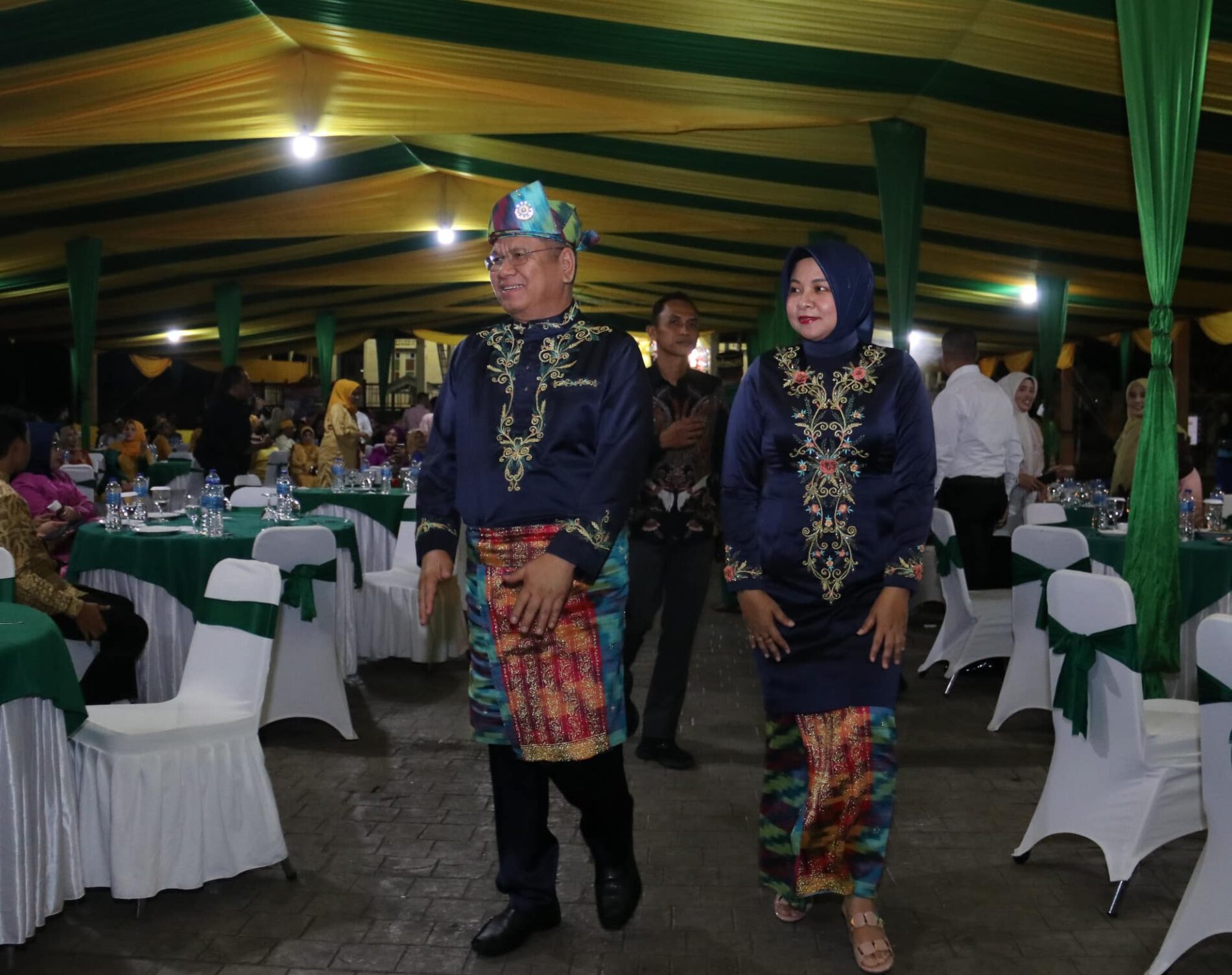Pj Gubernur Kalimantan Barat, Harisson didampingi istrinya Windy Prihastari menghadiri Gala Dinner Festival Budaya Nusantara dalam rangka peringatan Hari Jadi Kota Pontianak ke-252, di Istana Kadriah Kesultanan Pontianak, Jumat (20/10/2023). (Foto: Jauhari)