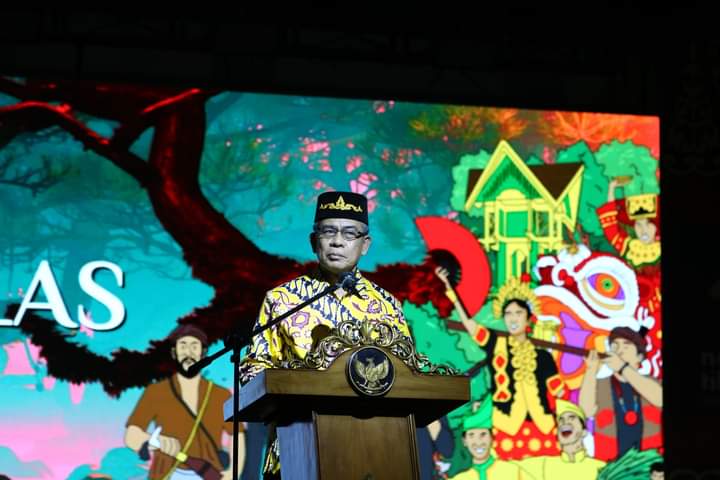 Kajati Kalbar, Muhammad Yusuf membuka secara resmi rangkaian kegiatan event Napak Tilas Perjuangan, Pembangunan dan Budaya Kabupaten Ketapang tahun 2023, di Balai Sungai Kedang Ketapang, Sabtu (21/10/2023) malam. (Foto: Adi LC)