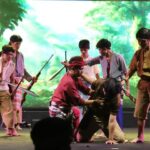 Pagelaran Drama Kolosal Opera Perang Kedang saat pembukaan Gawai Akbar Napak Tilas Ketapang 2023 di Balai Sungai Kendang, Sabtu (21/10/2023) malam. (Foto: Adi LC)