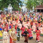 Ribuan penari saat menampilkan tarian kolosal putri junjung buih di kawasan Kantor Bupati Ketapang, Minggu, (22/10/2023) pagi. (Foto: Adi LC)