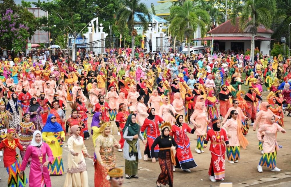 Ribuan penari saat menampilkan tarian kolosal putri junjung buih di kawasan Kantor Bupati Ketapang, Minggu, (22/10/2023) pagi. (Foto: Adi LC)