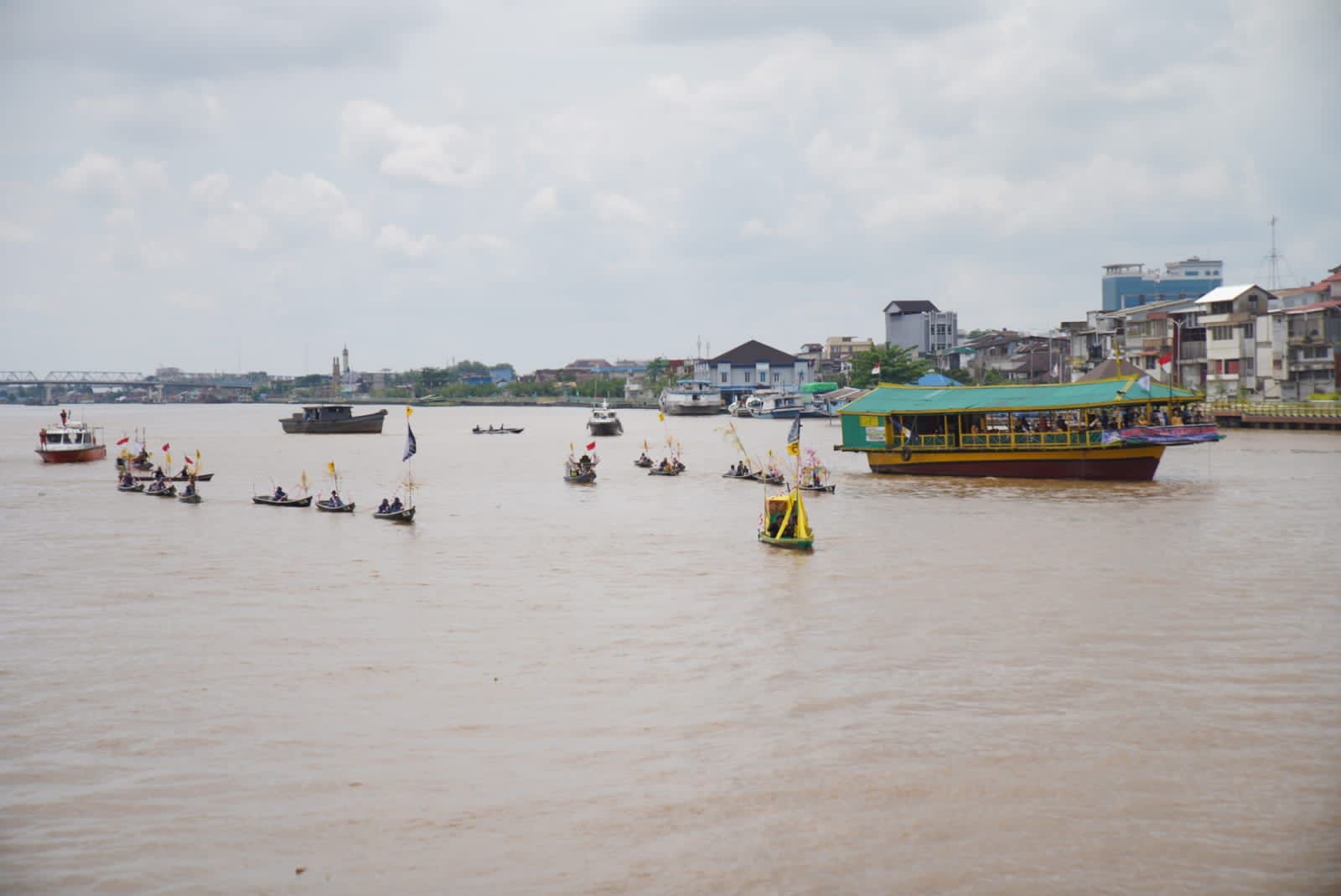 Iring-iringan kapal dan sampan hias Karnaval Air menyusuri Sungai Kapuas. (Foto: Prokopim Pontianak)