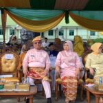 Pj Gubernur Kalbar, Harisson duduk didampingi sang istri dalam acara puncak peringatan Hari Jadi ke-252 Kota Pontianak, Senin (23/10/2023). (Foto: Indri)
