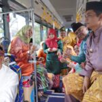 Wali Kota Pontianak, Edi Rusdi Kamtono menyetir bus menuju rapat paripurna DPRD Kota Pontianak. (Foto: Prokopim/Kominfo Pontianak)