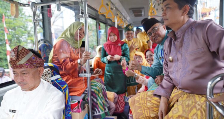Wali Kota Pontianak, Edi Rusdi Kamtono menyetir bus menuju rapat paripurna DPRD Kota Pontianak. (Foto: Prokopim/Kominfo Pontianak)