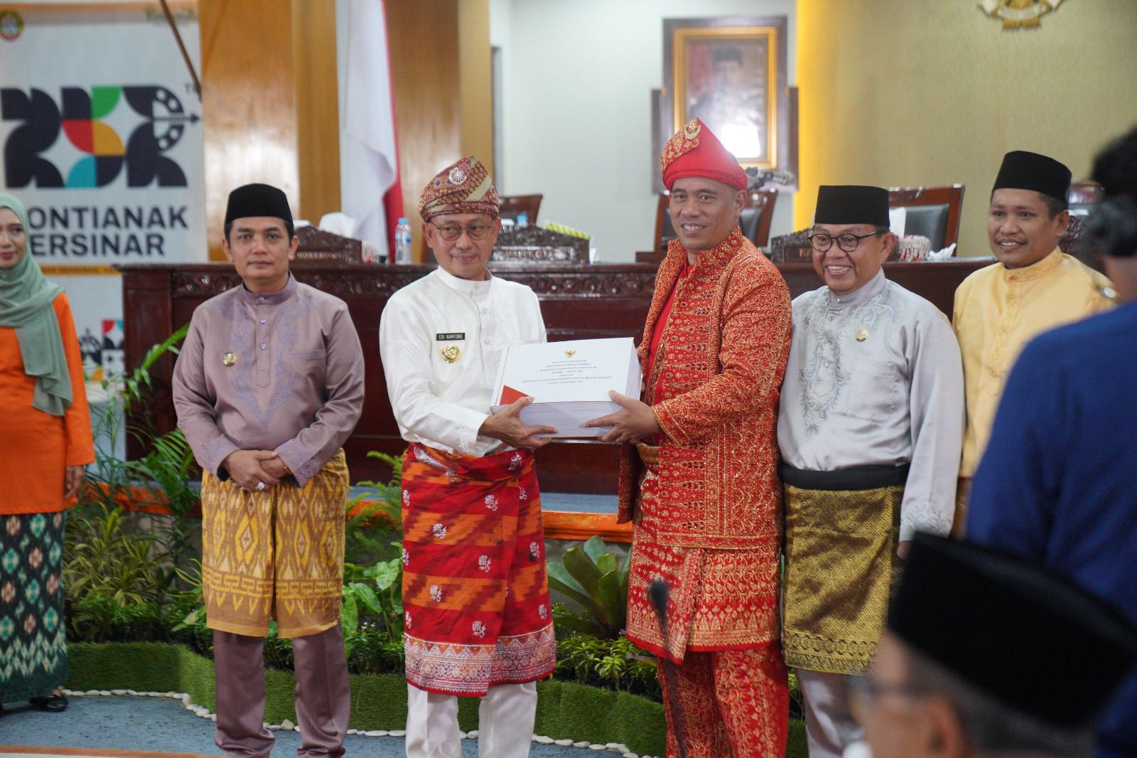 Wali Kota Pontianak, Edi Rusdi Kamtono menyerahkan nota keuangan RAPBD tahun anggaran 2024. (Foto: Prokopim/Kominfo Pontianak)