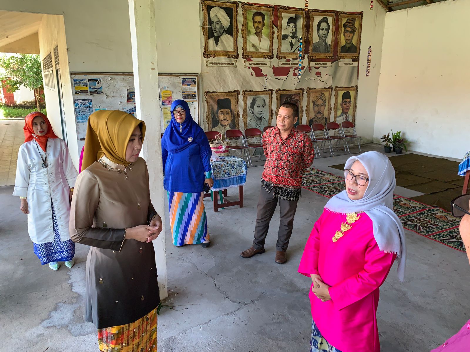 Kepala Disdikbud Provinsi Kalbar, Rita Hastarita berbincamg dengan Kepala SMAS Rahadi Osman, Irma Apriyanti di sela-sela melihat langsung kondisi SMAS Rahadi Osman Pontianak, Senin (23/10/2023). (Foto: Jauhari)