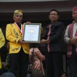 Bupati Ketapang, Martin Rantan menerima piagam rekor MURI dari Direktur Operasional Rekor MURI, Yusuf Ngadri, Minggu (22/10/2023). (Foto: Adi LC)