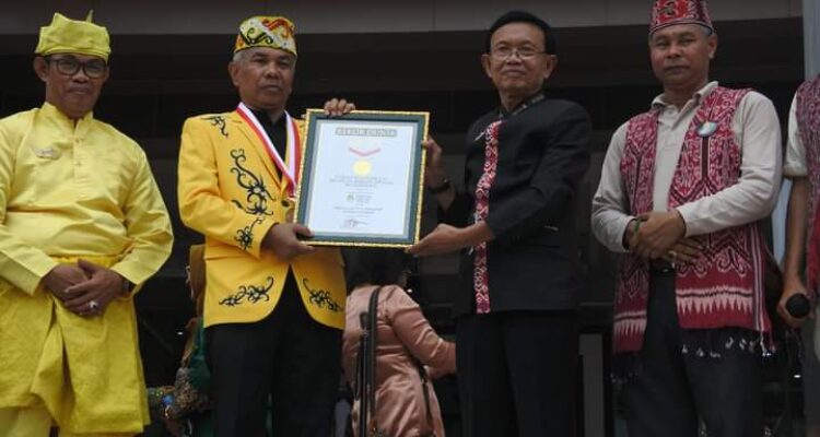 Bupati Ketapang, Martin Rantan menerima piagam rekor MURI dari Direktur Operasional Rekor MURI, Yusuf Ngadri, Minggu (22/10/2023). (Foto: Adi LC)