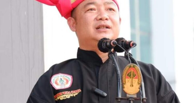 Sekda Kabupaten Ketapang, Alexander Wilyo saat pidato pada pembukaan Festival Pencak Silat Tradisional memperebutkan piala Pendekar Wira Utama di Halaman Kantor Bupati Ketapang, Sabtu (21/10/2023). (Foto: Adi LC)