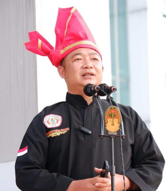 Sekda Kabupaten Ketapang, Alexander Wilyo saat pidato pada pembukaan Festival Pencak Silat Tradisional memperebutkan piala Pendekar Wira Utama di Halaman Kantor Bupati Ketapang, Sabtu (21/10/2023). (Foto: Adi LC)