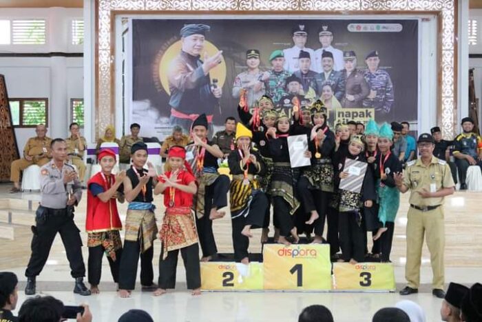 Para pemenang peserta lomba turnamen pencak silat berfoto bersama usai penyerahan piala di gedung Pancasila Ketapang, Senin (23/10/2023). (Foto: Adi LC)