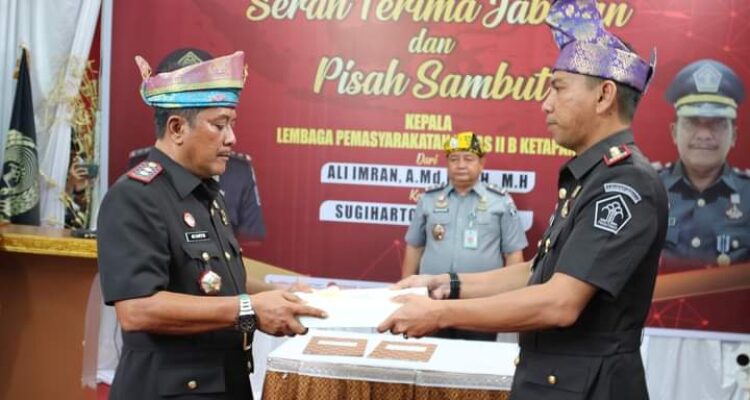 Serah terima jabatan (sertijab) dan pisah sambut dari Kalapas Ali Imran kepada Sugiharto, di ruang Aula Lapas Ketapang, Selasa (24/10/2023). (Foto: Adi LC)