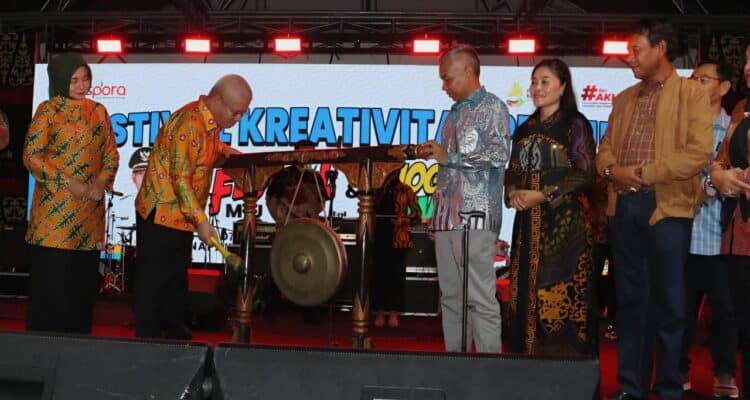 Pj Gubernur Kalbar, Harisson menutup secara resmi Festival Kreativitas Pemuda-Napak Tilas Ketapang 2023. (Foto: Jauhari)