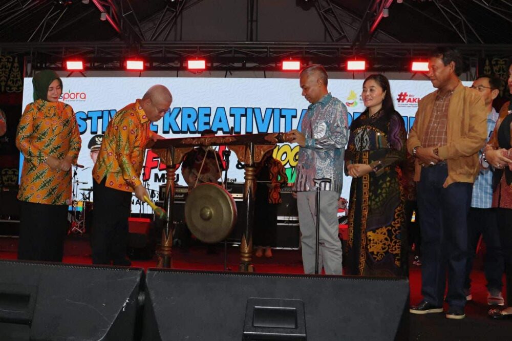 Pj Gubernur Kalbar, Harisson menutup secara resmi Festival Kreativitas Pemuda-Napak Tilas Ketapang 2023. (Foto: Jauhari)