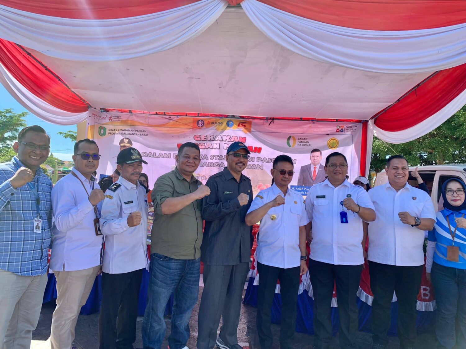 Foto bersama Kepala BNN Kalbar, Sumirat Dwiyanto, Wali Kota Pontianak, Edi Rusdi Kamtono, dan perwakilan instansi terkait dalam kegiatan bakti sosial BNN Kalbar. (Foto: Indri)