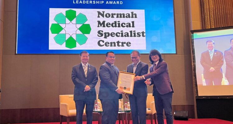 Normah Raih Malaysian Healthcare Icon Leadership Award 2023. (Foto: Istimewa)