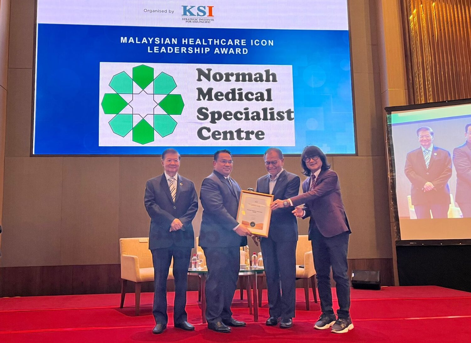 Normah Raih Malaysian Healthcare Icon Leadership Award 2023. (Foto: Istimewa)