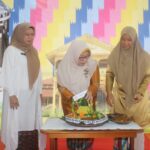 Kepala Dinas Pendidikan dan Kebudayaan Kota Pontianak Sri Sujiarti memotong tumpeng dalam rangka memperingati Hari Jadi ke-252 Pontianak di UPT Layanan Disabilitas dan Asesmen Center (LDAC). (Foto: Istimewa)