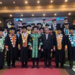 Ketua Ikatan Alumni Universitas Tanjungpura (Untan) Pontianak, Sutarmidji foto bersama para wisudawan dan wisudawati Untan Pontianak. (Foto: Jauhari)