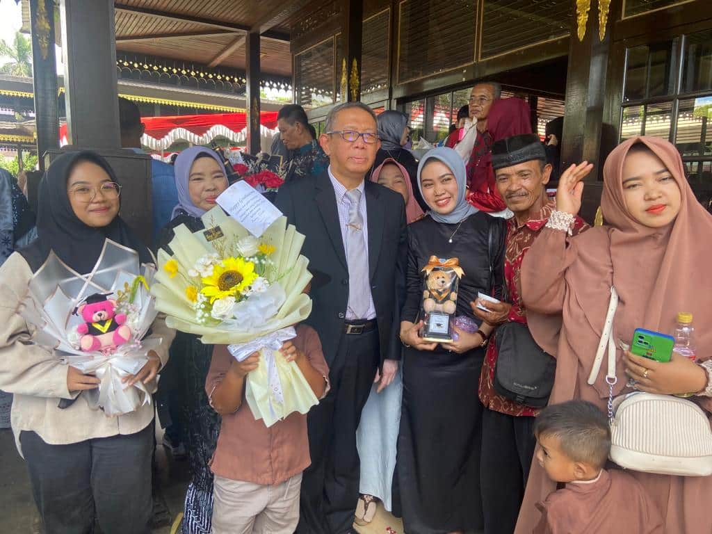 Ketua Ikatan Alumni Universitas Tanjungpura (Untan) Pontianak, Sutarmidji foto bersama keluarga wisudawan dan wisudawati Untan Pontianak. (Foto: Jauhari)