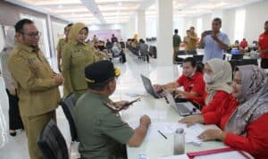 Kadisporapar Provinsi Kalbar, Windy Prihastari meninjau pelaksanaan donor darah di Gedung Garuda, Kantor Gubernur Kalbar, Selasa (24/10/2023). (Foto: Jauhari)