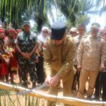 Pj Gubernur Kalbar, Harisson melakukan prosesi adat Dayak ketika tiba di Desa Pengetapan Raya, Kecamatan Tumbang Titi, Kabupaten Ketapang, Rabu (25/10/2023). (Foto: Jauhari)