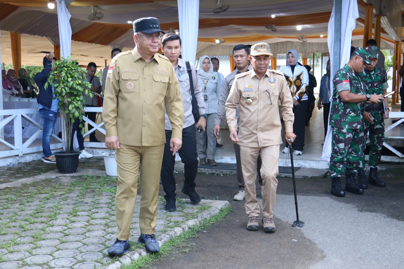Pj Gubernur Kalbar, Harisson bersama rombongan bertolak dari Kota Ketapang menuju ke Kecamatan Tumbang Titi. (Foto: Jauhari)