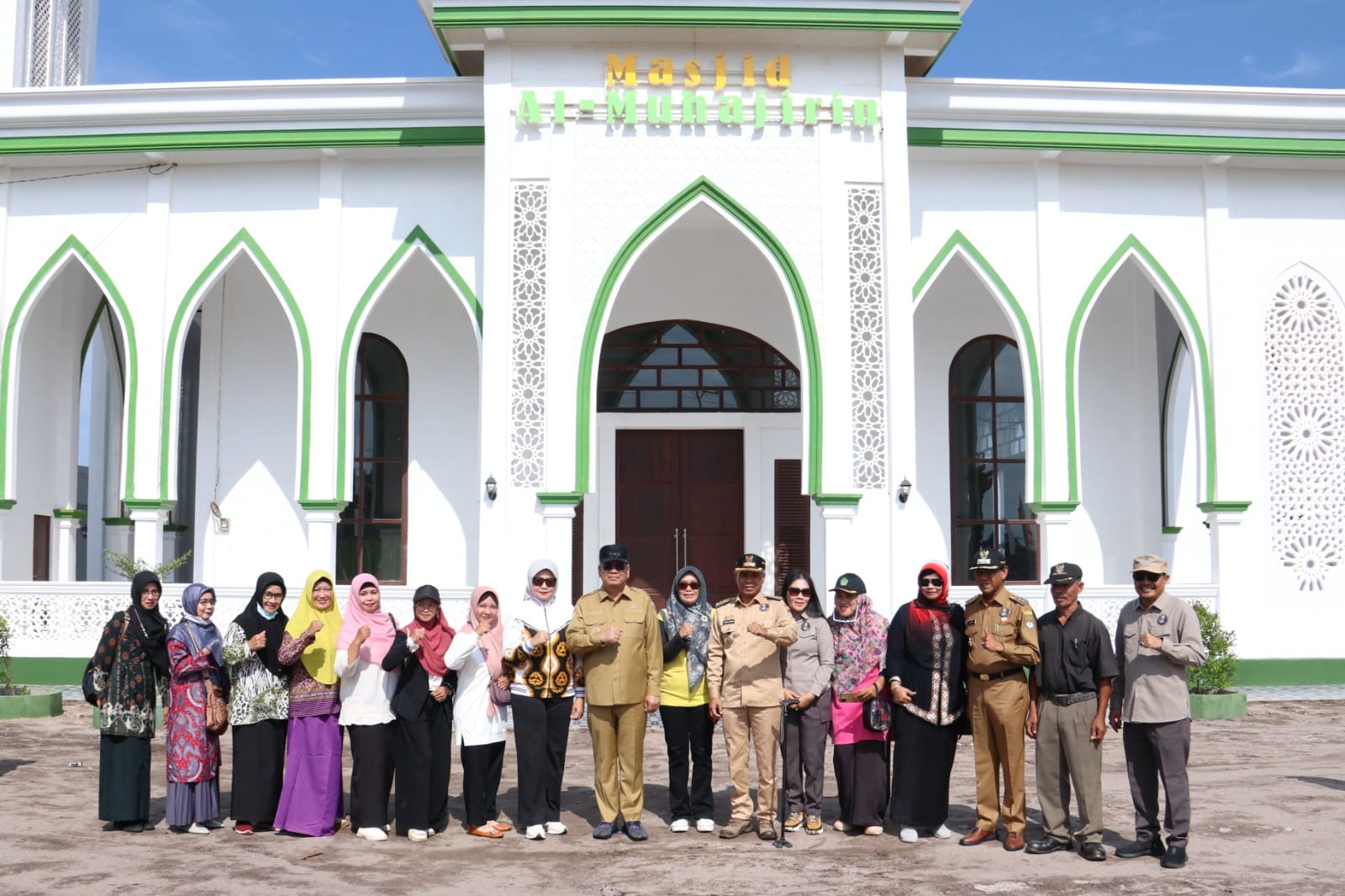 Pj Gubernur Kalbar, Harisson foto bersama di depan Masjid Al-Muhajirin, Desa Sungai Pelang, Kecamatan Matan Hilir Selatan, Rabu (25/10/2023). (Foto: Jauhari)