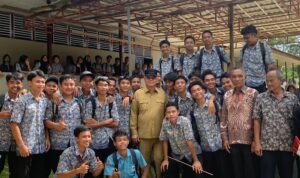Pj Gubernur Kalbar, Harisson foto bersama para murid SMA Negeri 1 Tumbang Titi, Rabu (25/10/2023). (Foto: Jauhari)