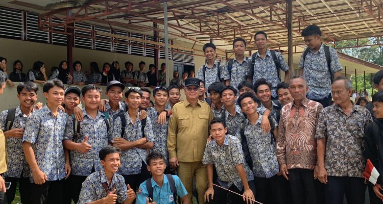 Pj Gubernur Kalbar, Harisson foto bersama para murid SMA Negeri 1 Tumbang Titi, Rabu (25/10/2023). (Foto: Jauhari)