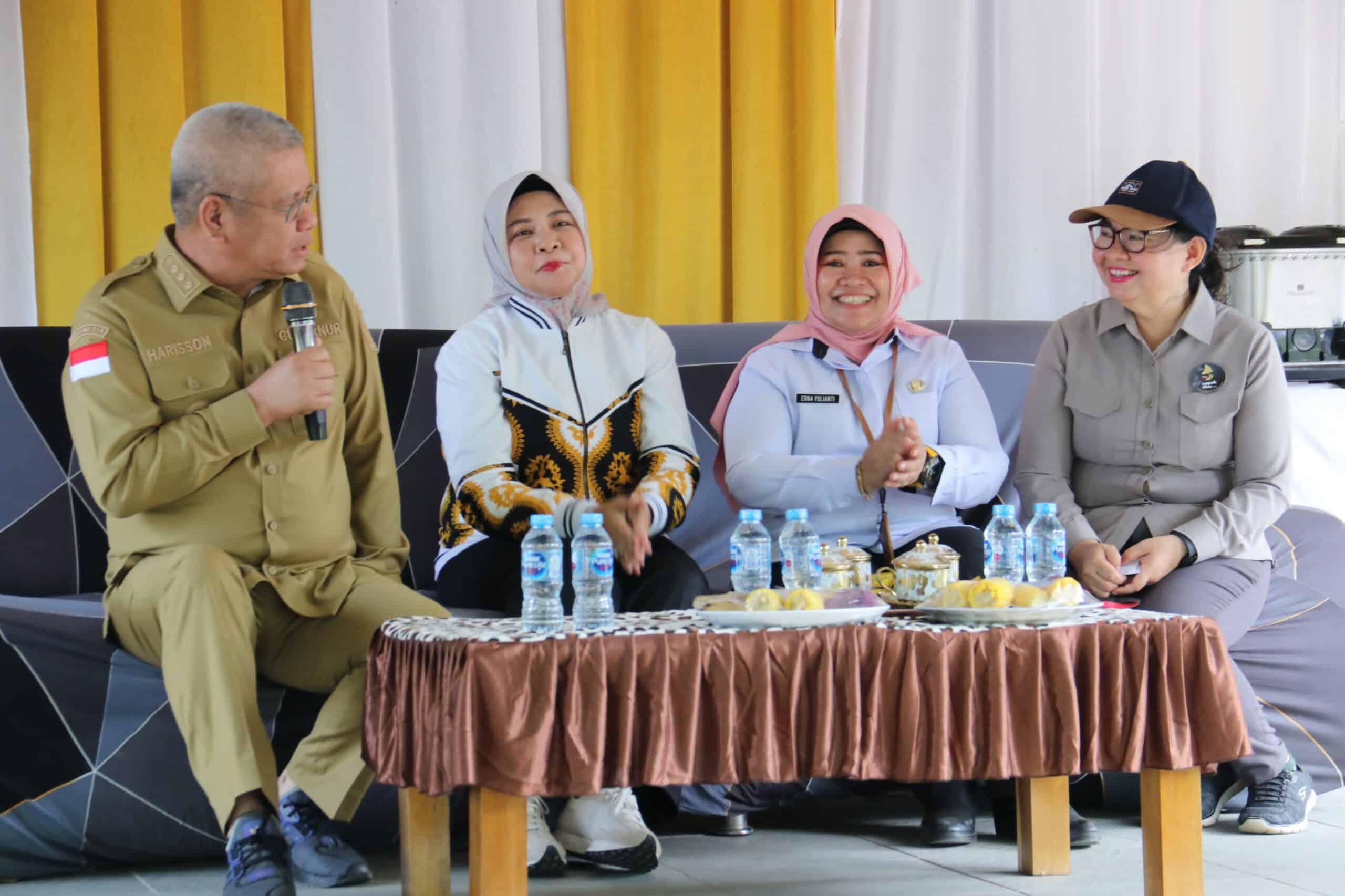 Pj Gubernur Kalbar, Harisson memberikan edukasi gizi terkait pencegahan stunting, di Puskesmas Tumbang Titi, Kabupaten Ketapang, Rabu (25/10/2023). (Foto: Jauhari)