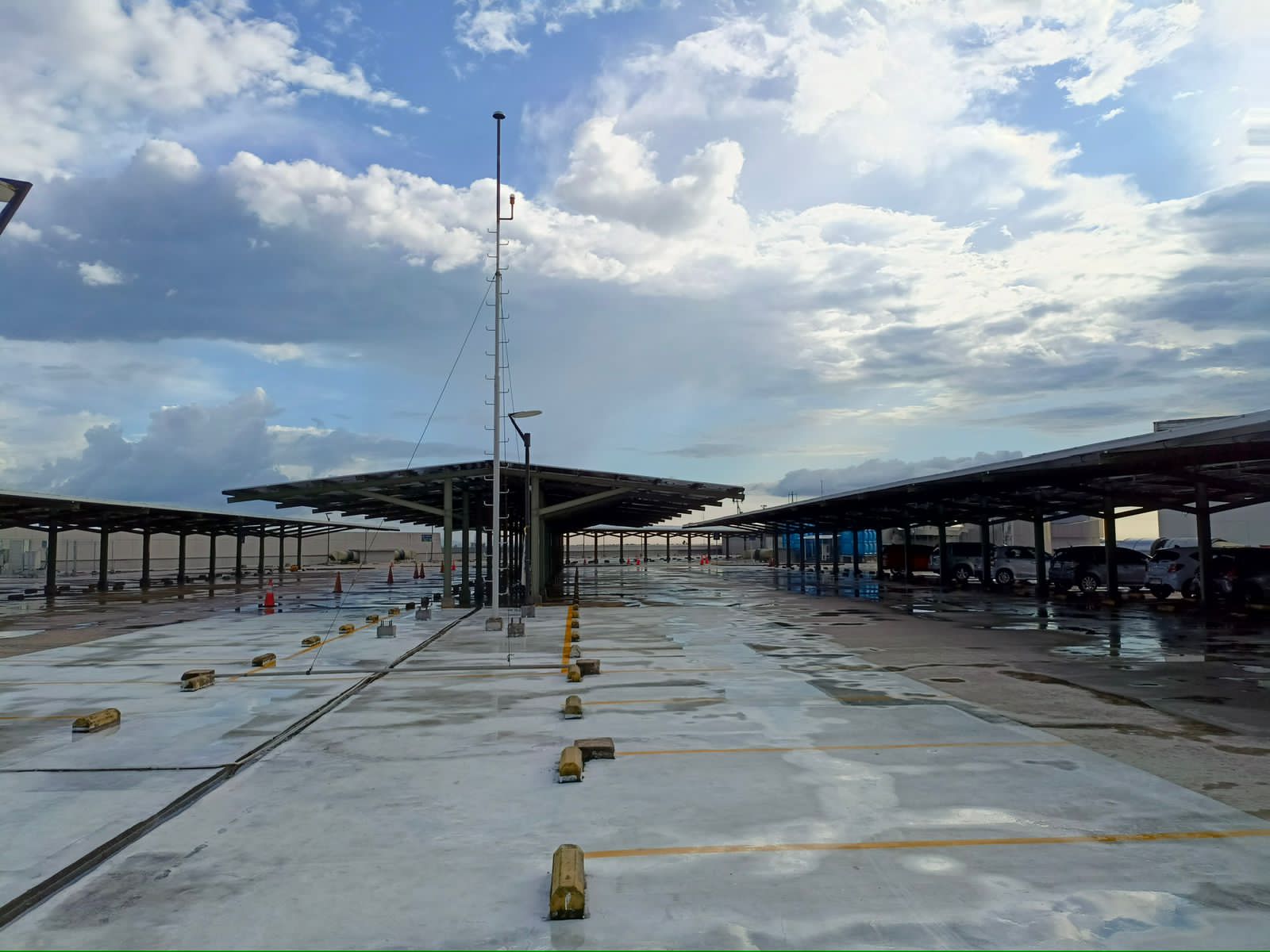 Instalasi PLTS yang terpasang di Gaia Bumi Raya City melalui inovasi solar carport, juga sebagai atap pada area parkir mall. (Foto: Indri)
