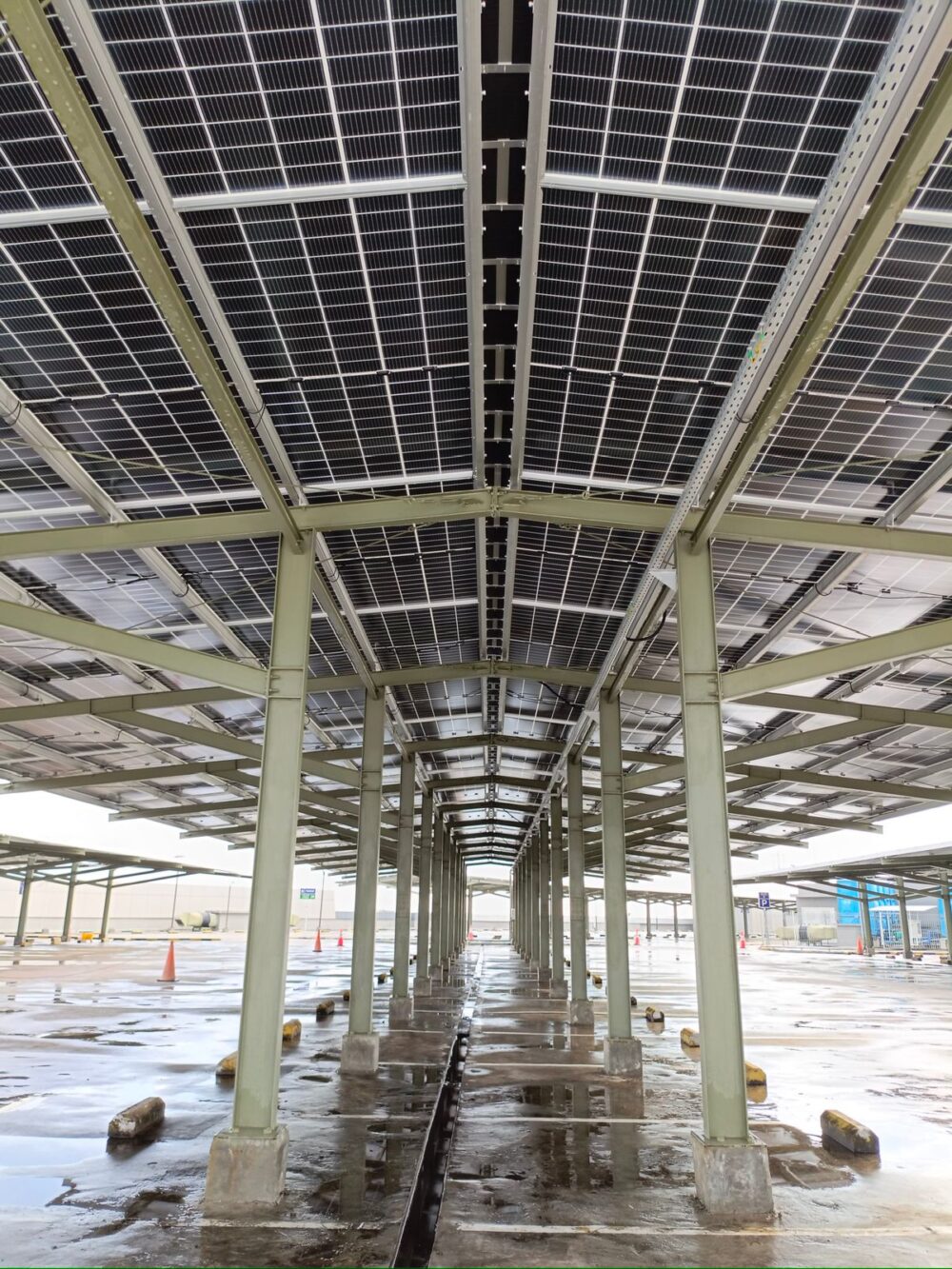 Instalasi PLTS yang terpasang di Gaia Bumi Raya City melalui inovasi solar carport, juga sebagai atap pada area parkir mall. (Foto: Indri)