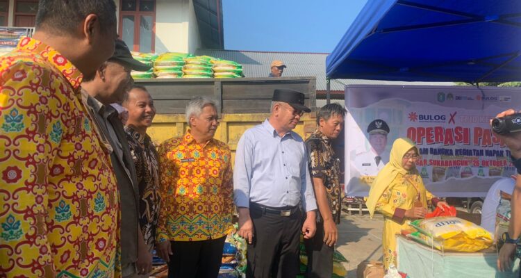 Pj Gubernur Kalimantan Barat, Harisson meninjau operasi pasar yang digelar di Pasar Suka Bangun, Jalan Gajahmada, Kabupaten Ketapang, Kamis (26/10/2023). (Foto: Jauhari)