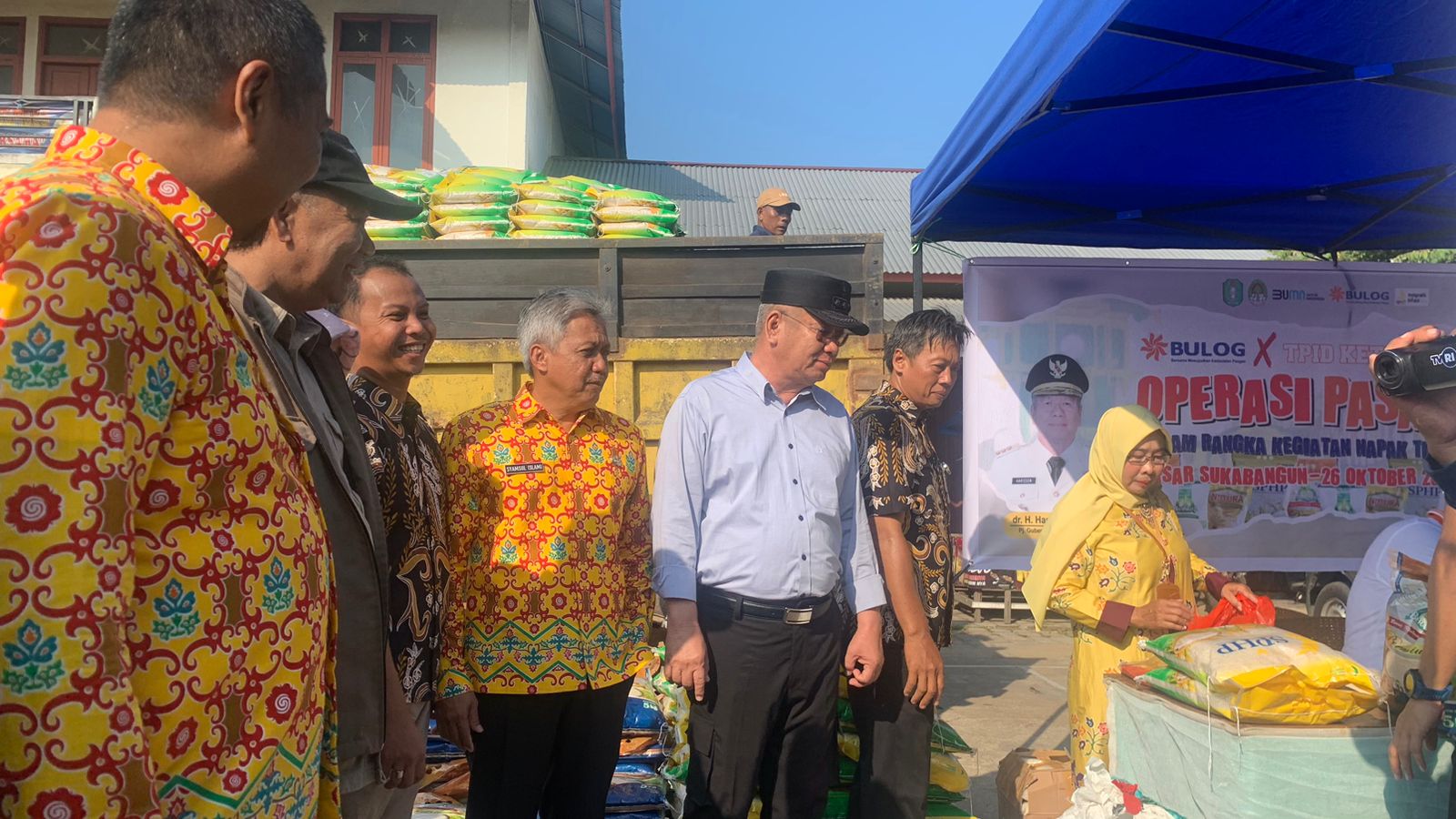 Pj Gubernur Kalimantan Barat, Harisson meninjau operasi pasar yang digelar di Pasar Suka Bangun, Jalan Gajahmada, Kabupaten Ketapang, Kamis (26/10/2023). (Foto: Jauhari)