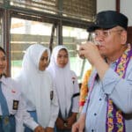 Pj Gubernur Kalbar, Harisson di sela-sela mengunjungi dua sekolah negeri, SMK Negeri 1 dan SMA Negeri 1 Kabupaten Ketapang, Kamis (26/10/2023). (Foto: Jauhari)