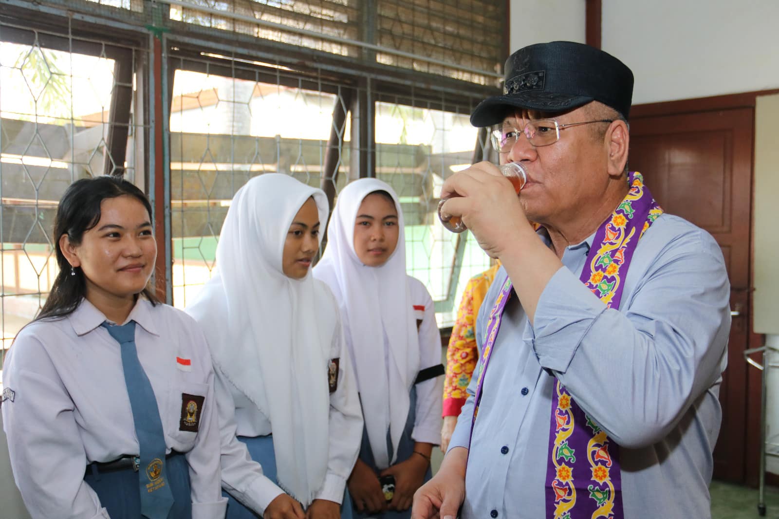Pj Gubernur Kalbar, Harisson di sela-sela mengunjungi dua sekolah negeri, SMK Negeri 1 dan SMA Negeri 1 Kabupaten Ketapang, Kamis (26/10/2023). (Foto: Jauhari)